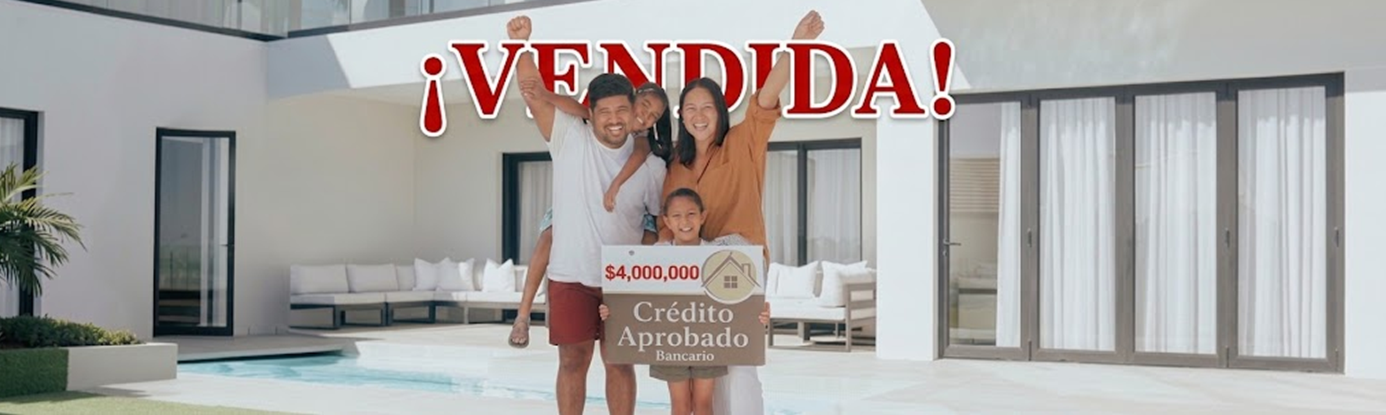 Familia frente a su casa; Casa Financiera Jalisco ofrece asesoría hipotecaria.