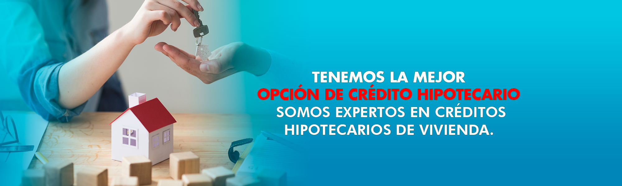Entrega de llaves credito bancario aprobado junto a una maqueta de casa; asesoría para solicitar un crédito bancario.
