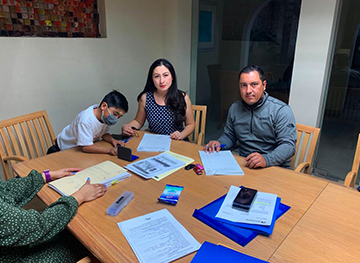 Firma de documentos contractuales para un crédito hipotecario.