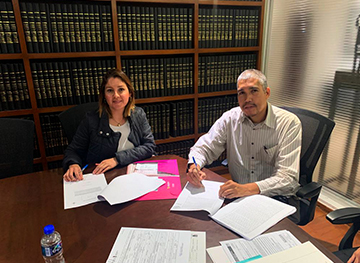 Firma de contrato para el otorgamiento de un préstamo hipotecario bancario.