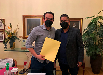 Personas firmando un contrato de crédito hipotecario bancario.