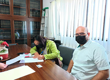 Firma de contrato para formalizar un préstamo hipotecario.